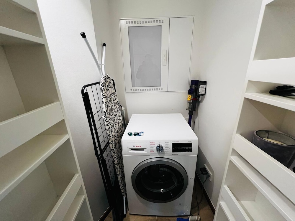 Beautiful one bedroom w balcony&parking