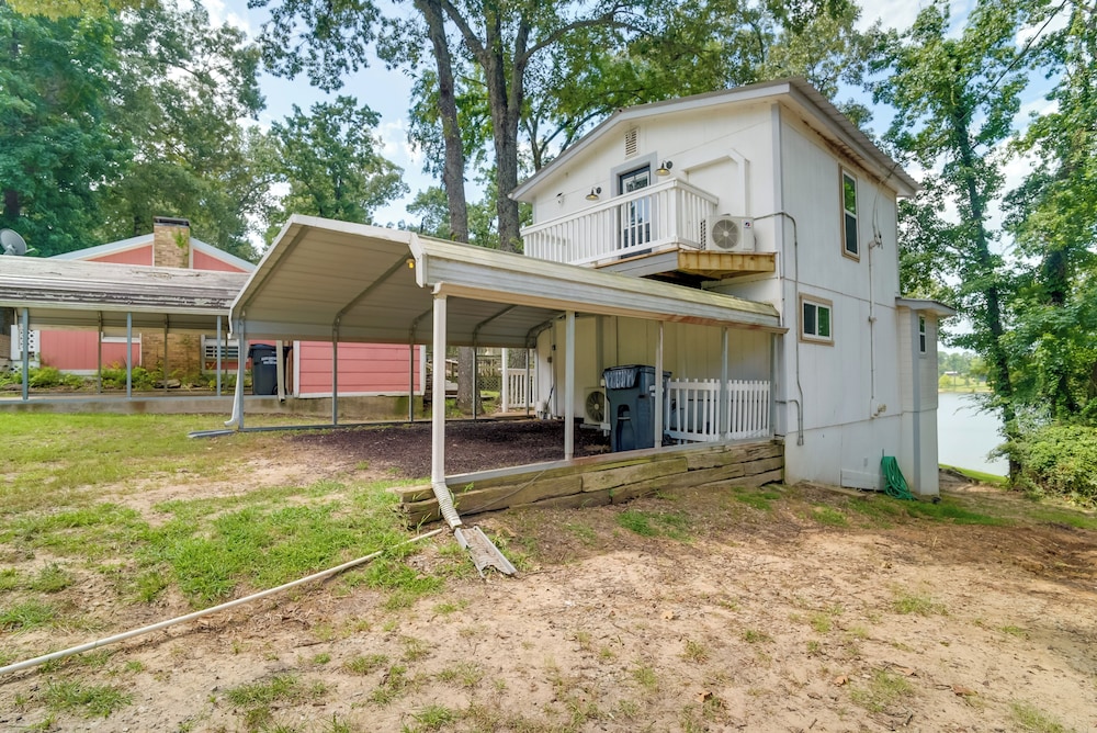 'lakeside Haven' w/ Deck & Views in Jefferson!