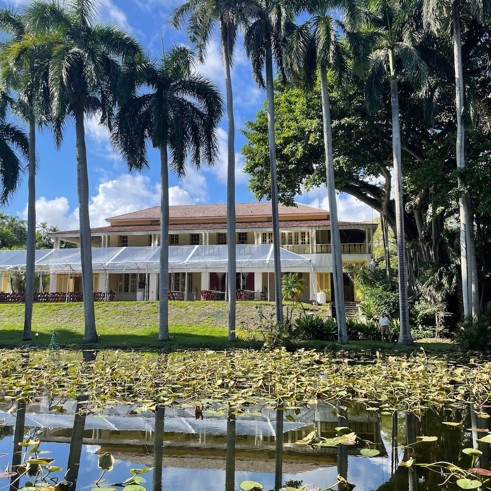 Modern 2-bedroom Retreat Near Beach Airport