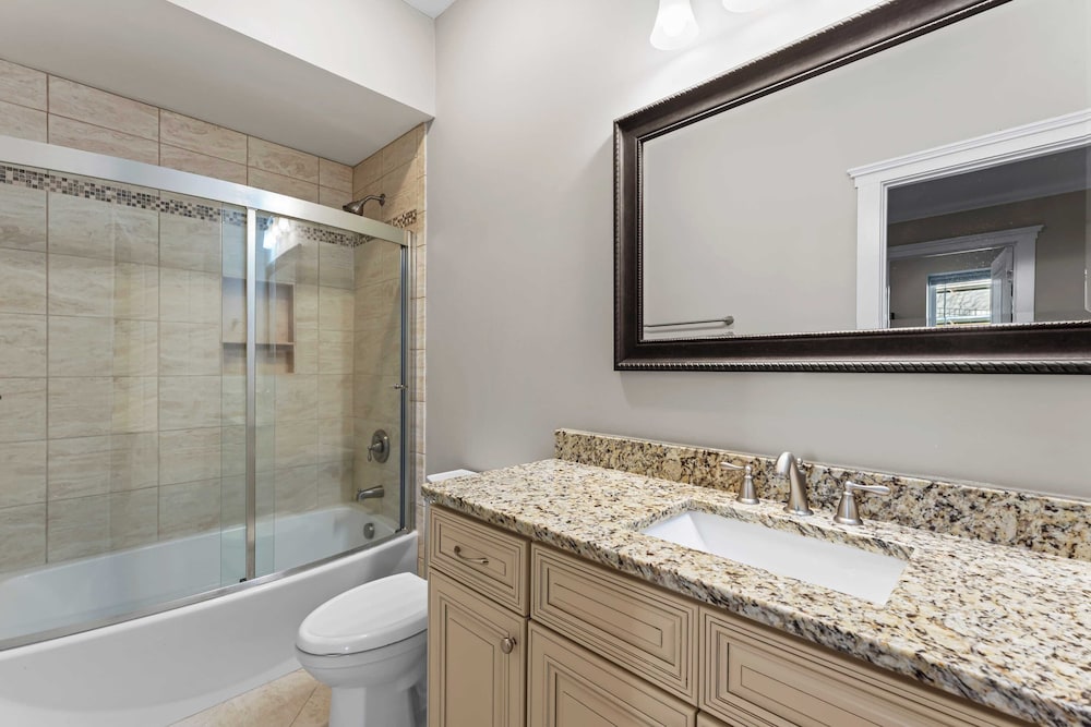 Luxury Lakefront Stay Private Dock, Indoor/outdoor Pool The Retreat