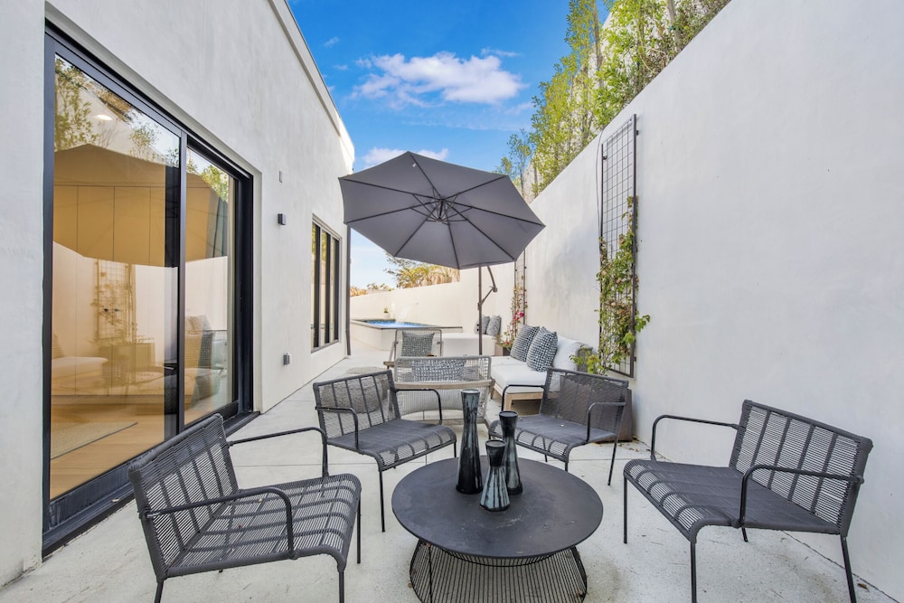 Belden Modern Villa - Iconic Hollywood Hills Retreat