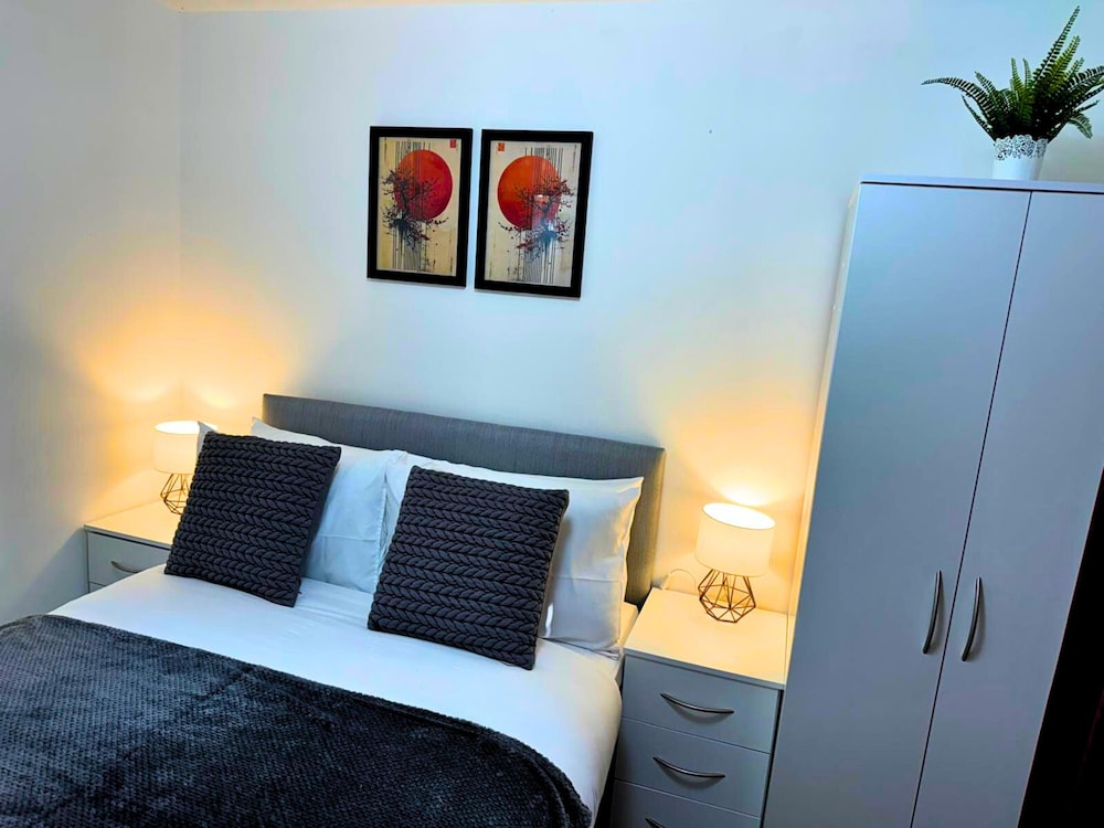 City Nearby - Parking - Wifi - Garden - Sleeps 4 view 2