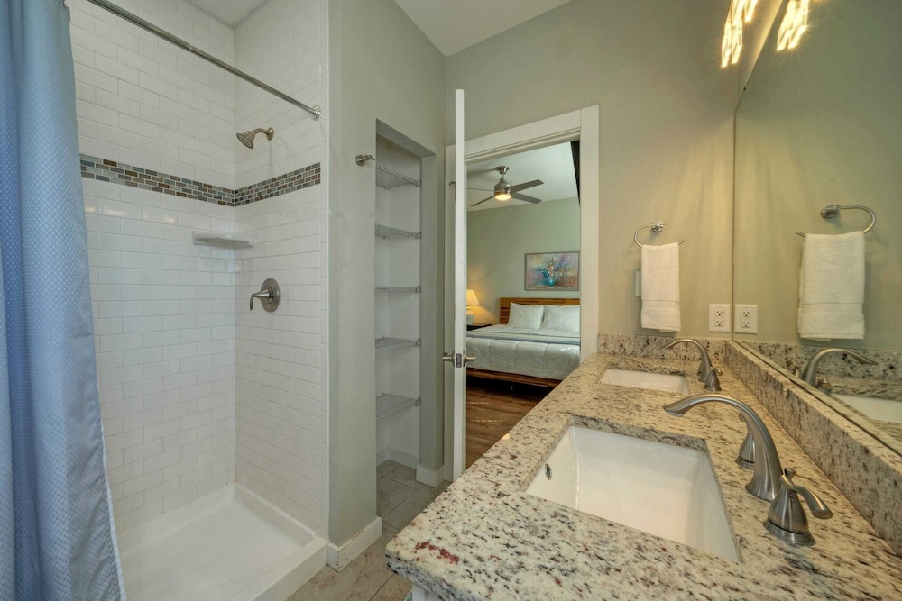 Sleeps 19 2 Homes w/ Pool, Foosball+shuffleboard Mins to the Beach + Shops