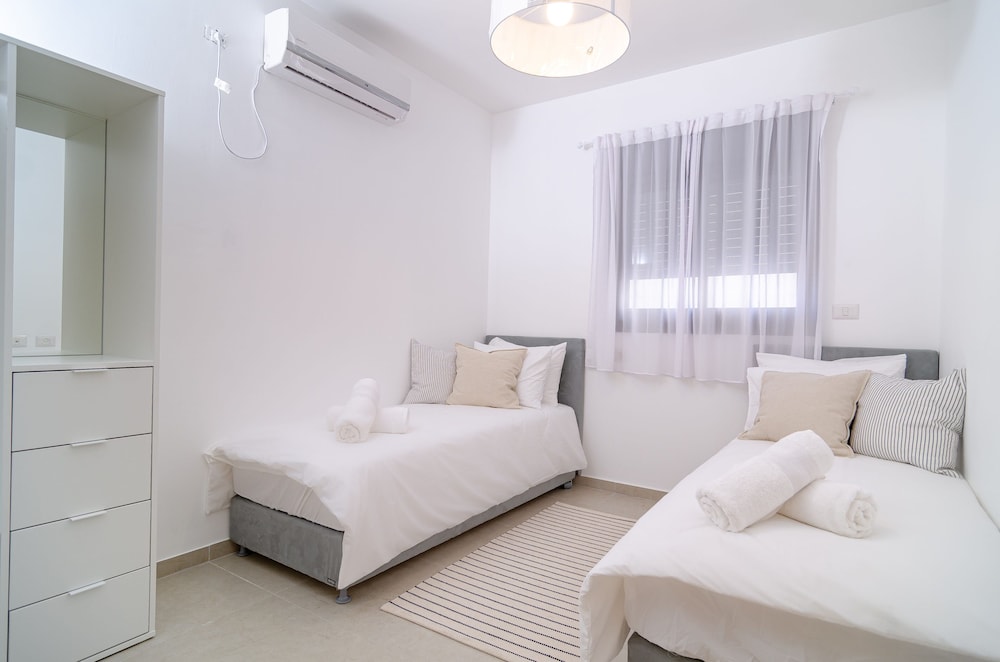 Dov Garden apartment with private pool view 3