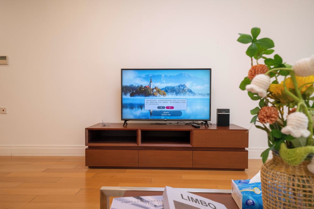 Tyms Stylish 3BR 2BA Apt Xujiahui Metro