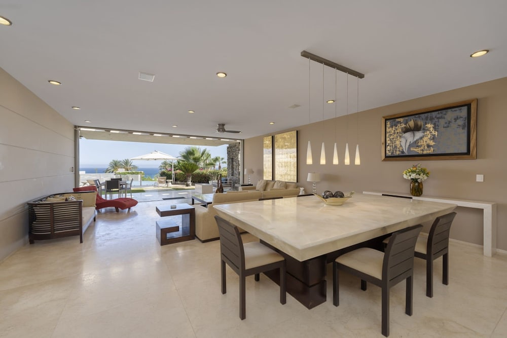 6 BR Huge Villa Steps To Beach Plus A Pool House