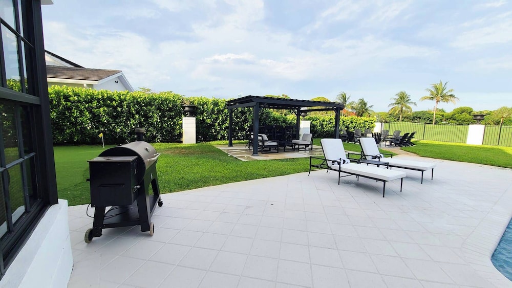 New 5 Bedroom Modern Villa on Golf Course