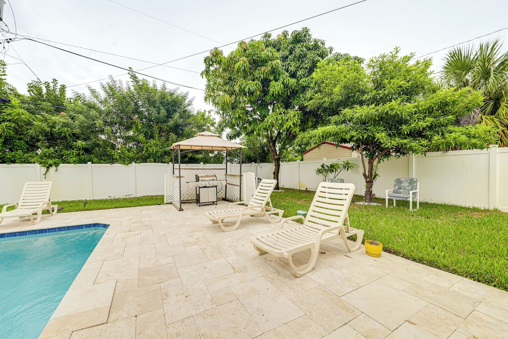Swim, Barbecue & Game: Home 4 Mi to Pompano Beach!