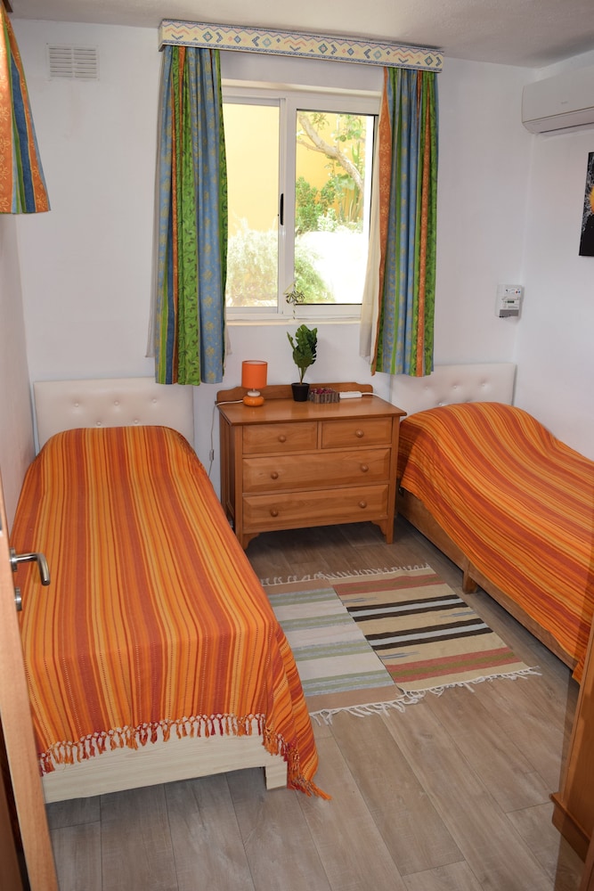 Central villa apartment pool & parking
