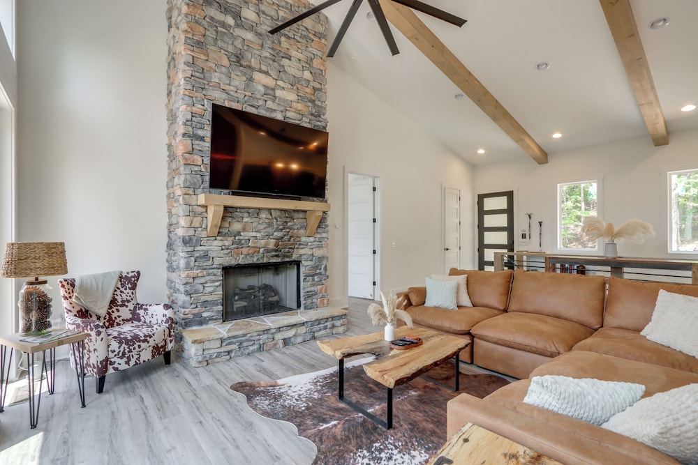 10 Mi to Dtwn: Home w/ Spacious Patio in Ellijay!