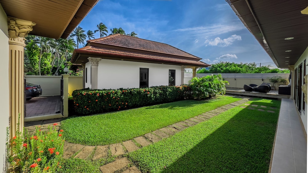 Garden bungalows 4br with private pool view 5