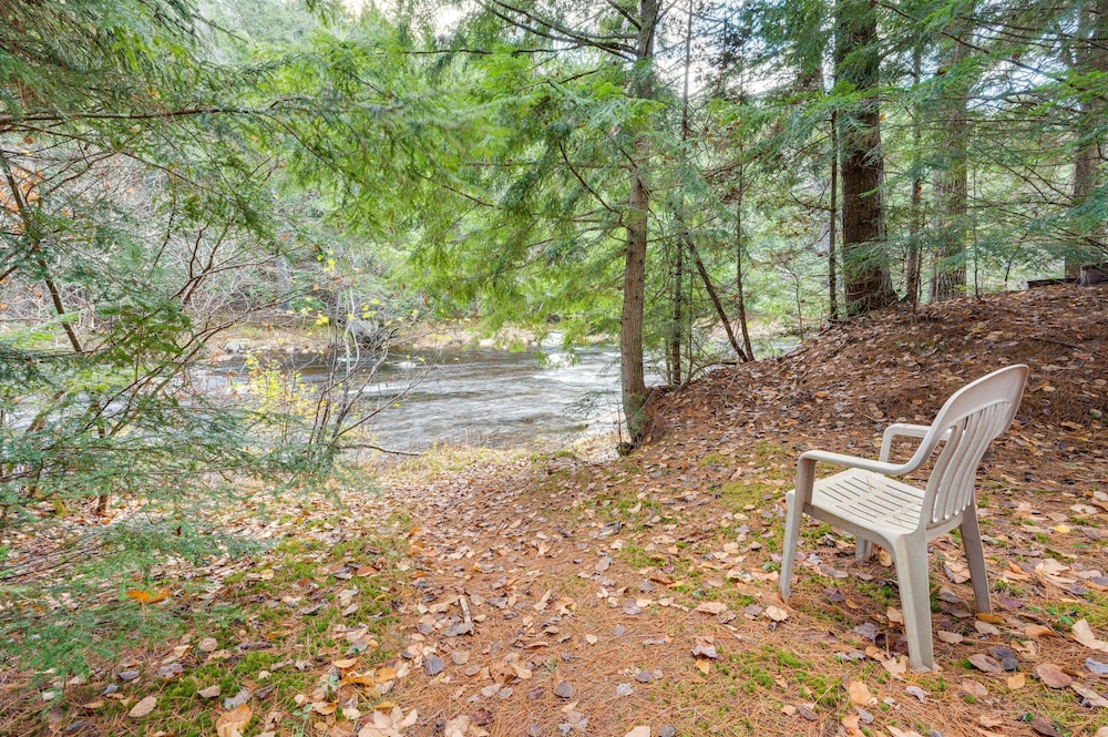 Cozy Bethlehem Family Cabin Near Skiing & Hiking!