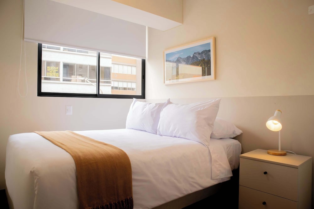 w Enchanting 2BR w Balcony Near Kennedy Park