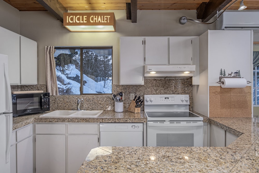 Icicle Chalet 1 Bedroom Cabin