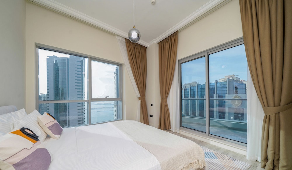 Chic Marina View Living in a Two Bedroom — hotel room