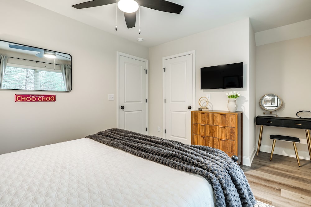 Ideal Location & Mountain Views: Chattanooga Home!