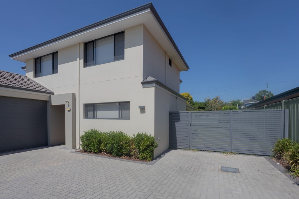 Spacious 4 Bedroom Family Home With Patio and BBQ