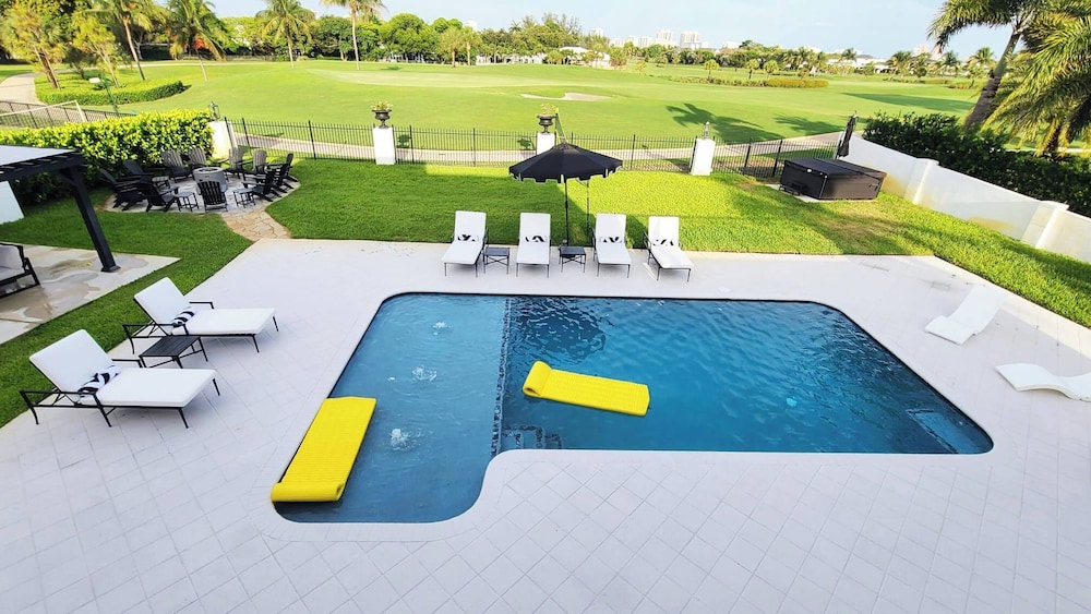 New 5 Bedroom Modern Villa on Golf Course