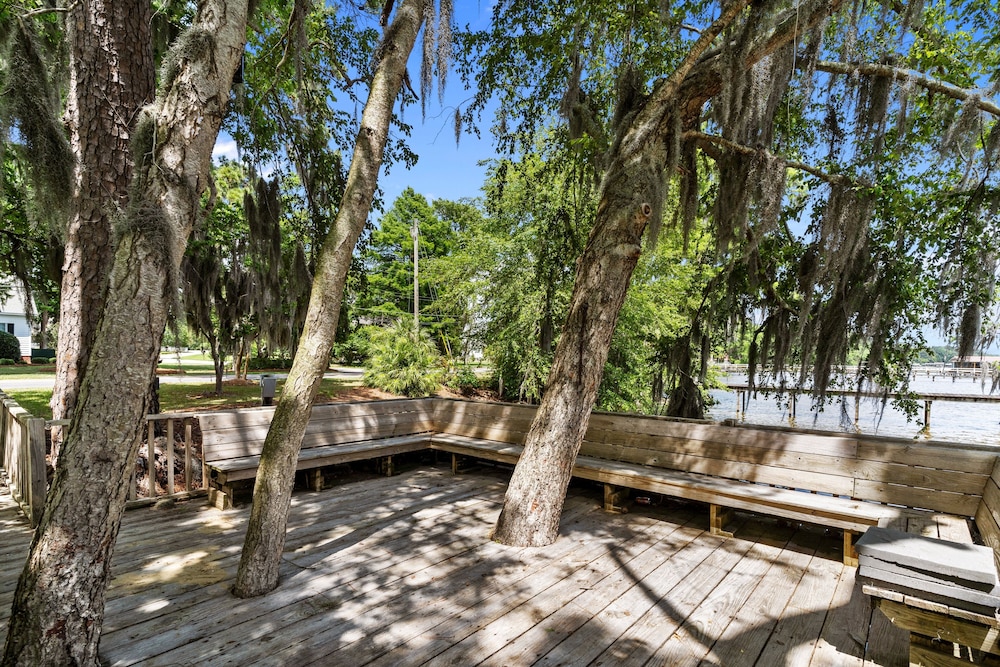 Lake Escape - Lake Waccamaw 7 Bedroom Home