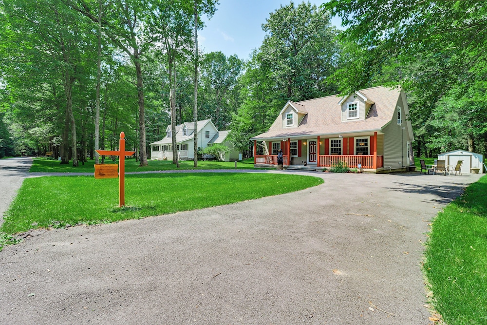 7 Mi to Big Boulder: Resort-style Poconos Retreat view 4