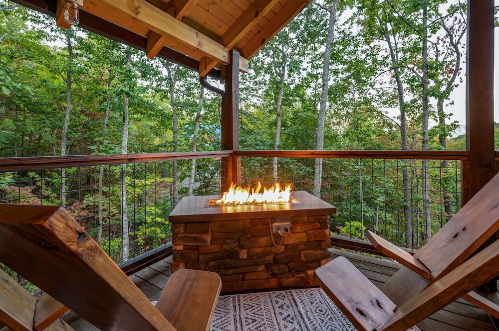 Goodness Gracious 3 Bedroom Cabin by RedAwning - Property Image 10
