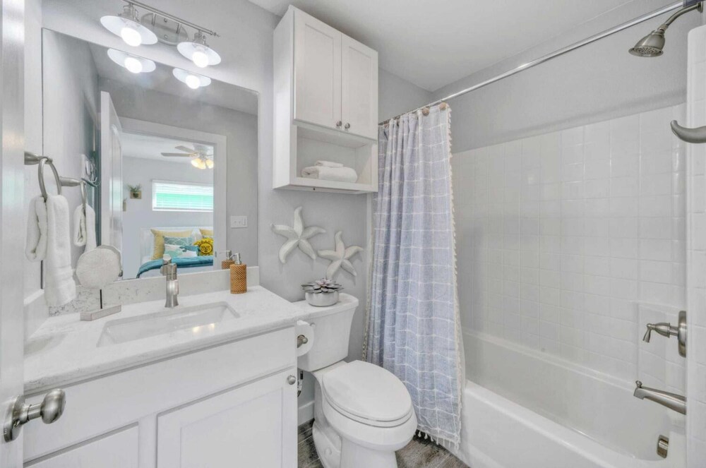 Sleeps 21, 2 Homes Private Pool, Patio Lounge w/ Fire Pit, Bar, TV, & Games