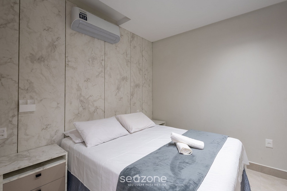 Your Exclusive Stay With Pool and Jacuzzi Just 500 Meters From the Beach - ELF