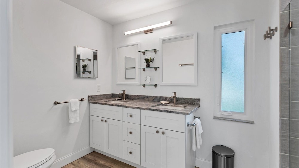 Downtown Sarasota Private Vacation Home - Minutes To Beaches, Beautiful Backyard, And Pet-friendly! 3 Bedroom Home