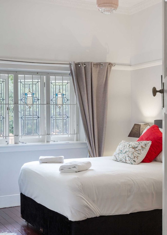 Cozy2 Bedroom Apartment in Trendy new Farm view 4