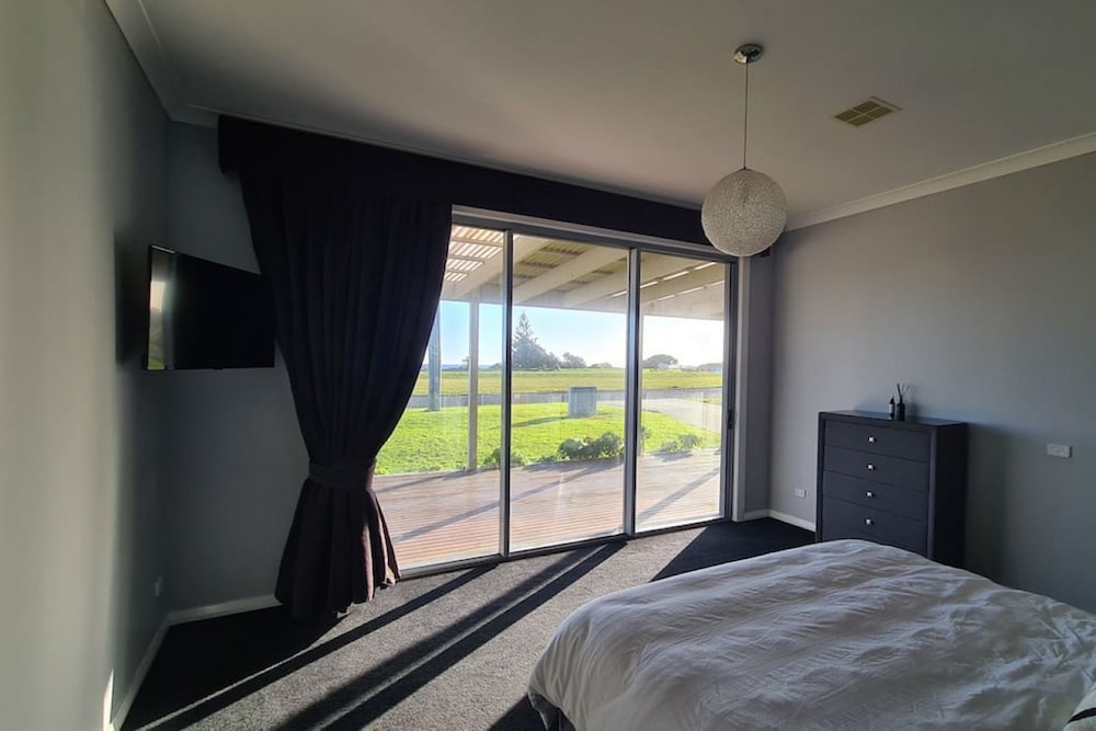Colours By The Sea Wheelchair Pet-friendly Waterfront Retreat Fireplace Wood Supplied