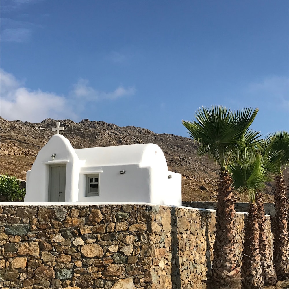 Yakinthos Residence