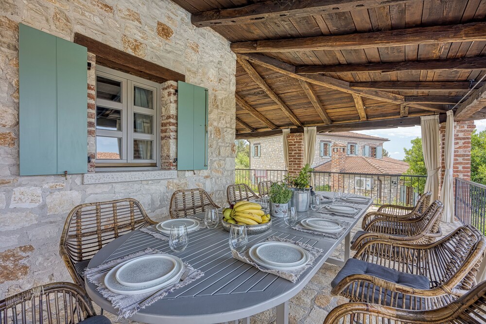 Villa Amyra With Pool