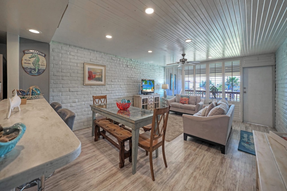 Pour Me a Vacation Mins to Beach Community Pool Tennis Court Private Balcony
