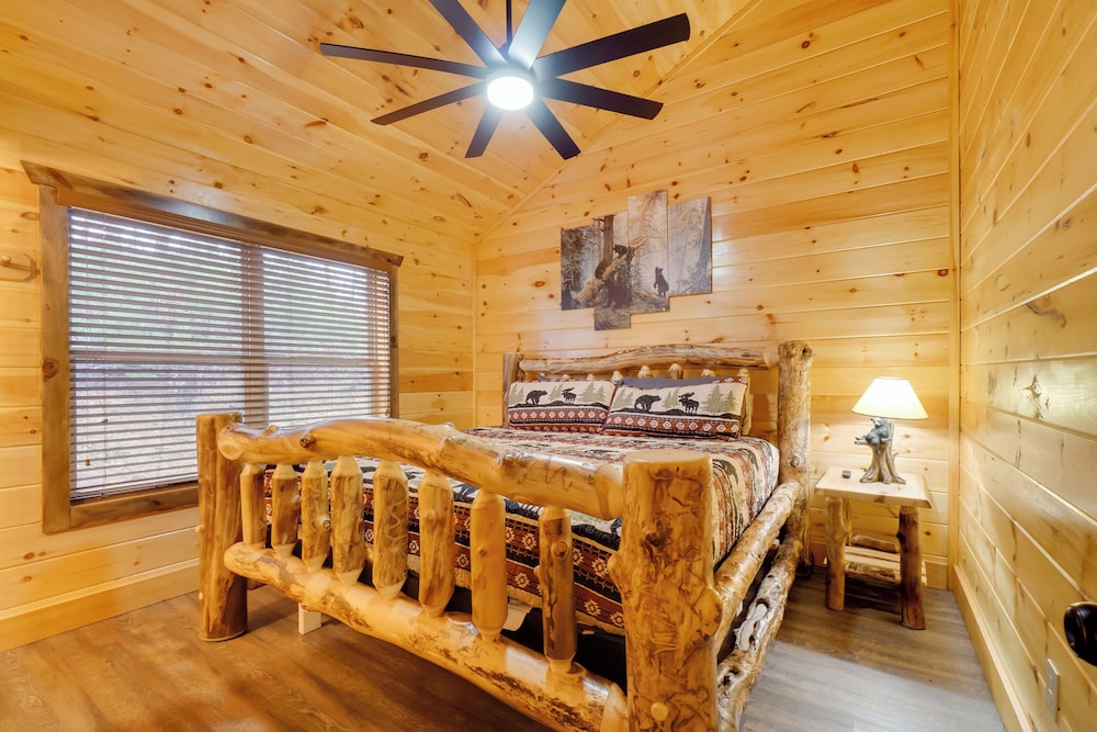 12 Mi to Gsmnp: Cabin w/ Game Room in Sevierville