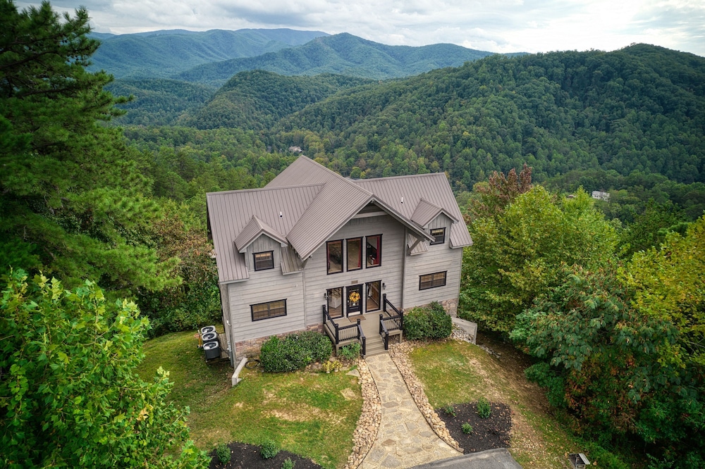 Cabin w Amazing Views Theater Firepit Hot Tub