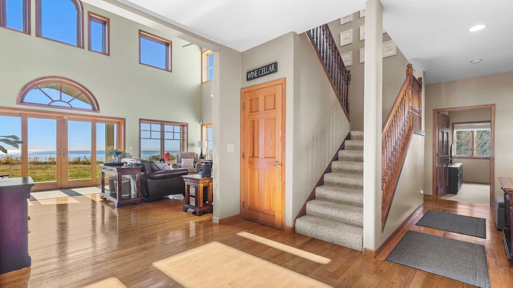 Seacliff Haven Waterfront Luxury, Stunning Views, Hot Tub & Game Room