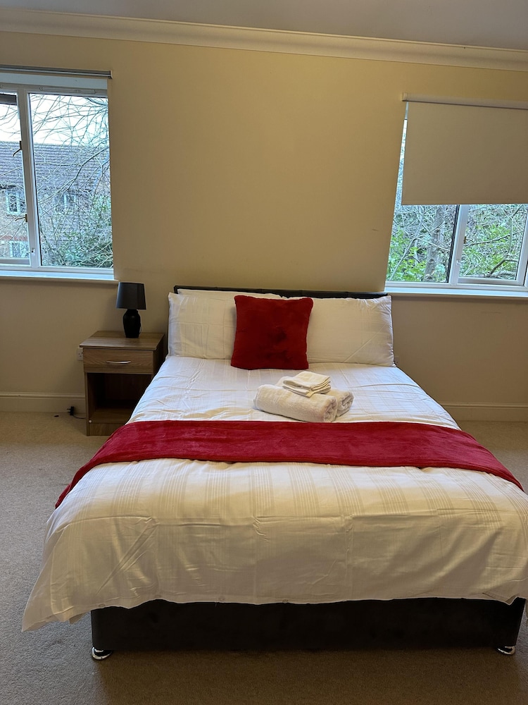 Captivating 5-bed House in Milton Keynes view 5