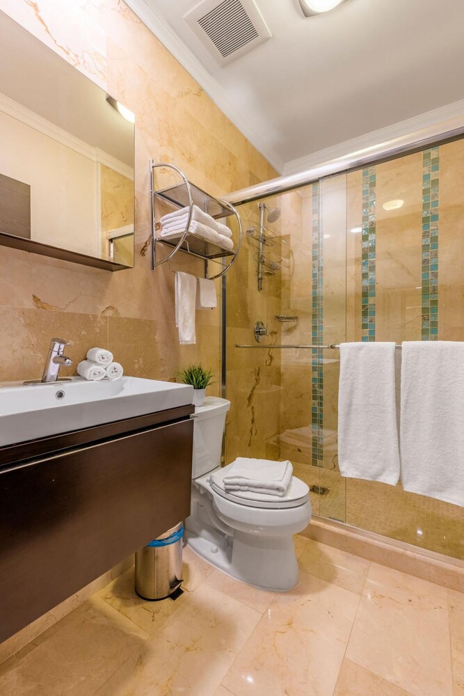 Luxury 1BR Condo Great Location Amenities