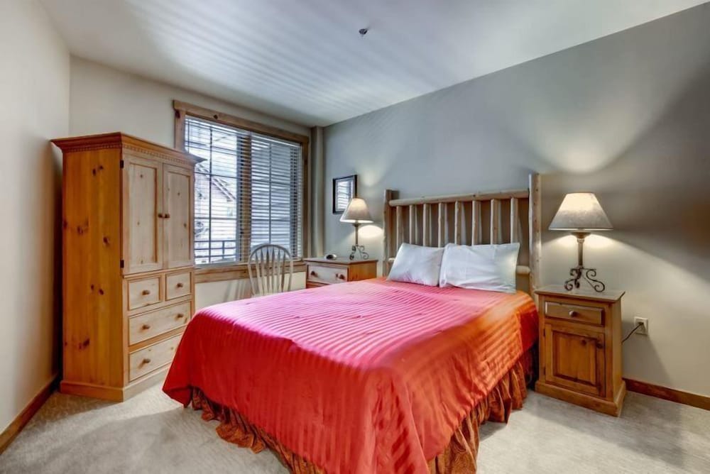 River Run Village 2 Bedroom Condo - 100 yards to slopes, Pool, Hot Tub Access