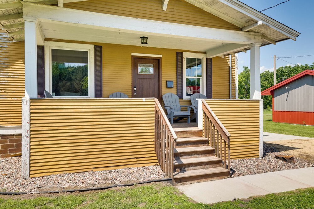 Gas Grill & Porch: Rural Hixton Vacation Home!