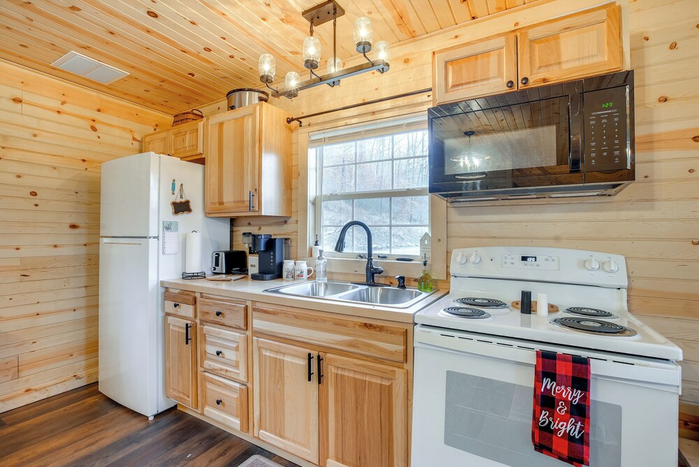 On 40 Acres: Charming Cabin in Zanesville!