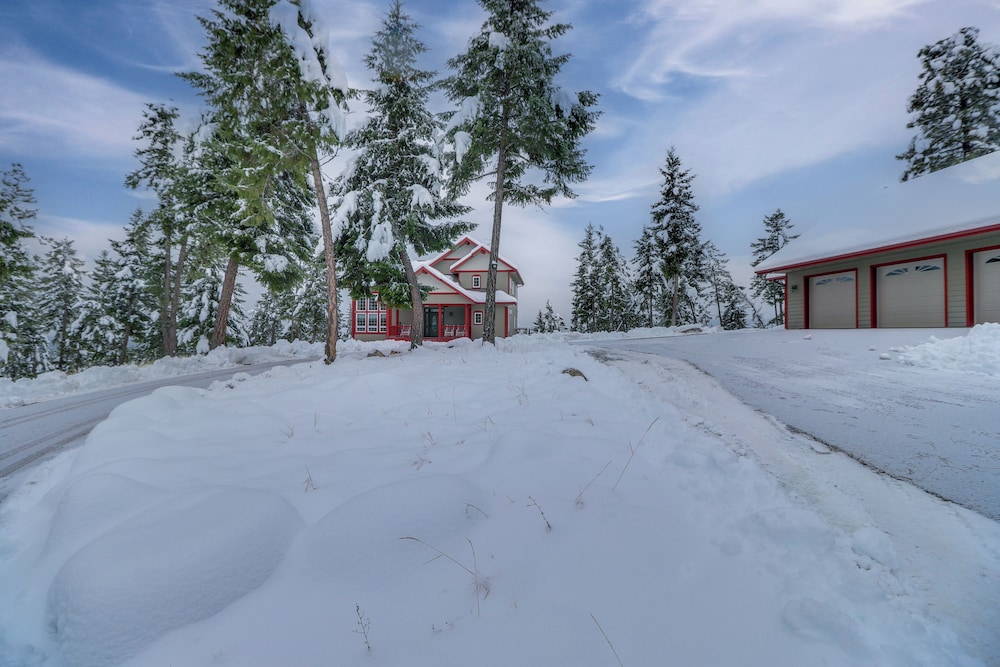 Mountain Views & Deck: Spacious Eureka Getaway!
