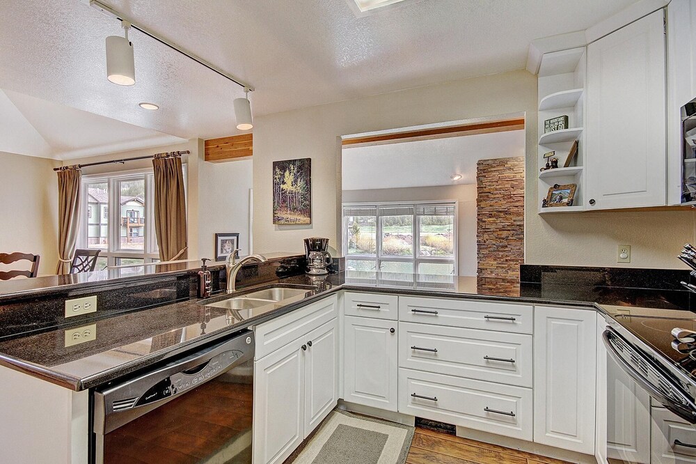 Private Mountain Town home Pet Friendly with Great Views - WD12 by Redawning