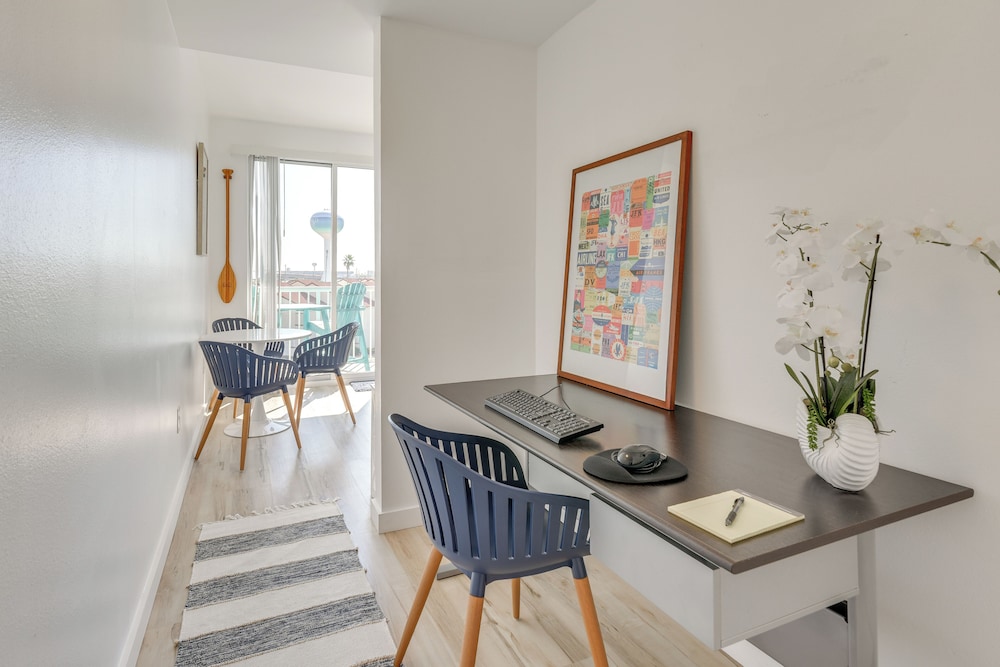 Walk to Sand! Modern Okaloosa Island Condo