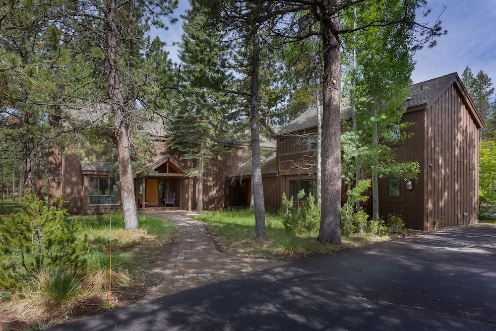 Skylight by Avantstay Elevated Mountain Home w/ Hot Tub, Billiards, Large Patio