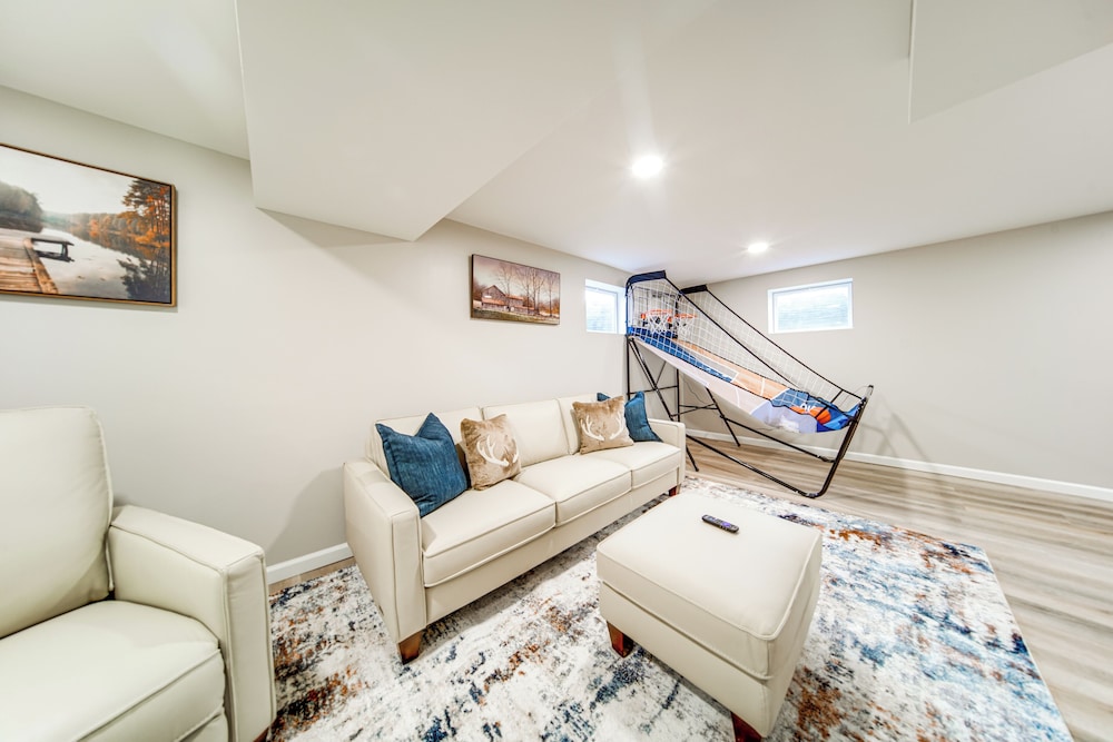 Walk to Lake: Pet-friendly Cottage in Jamestown!