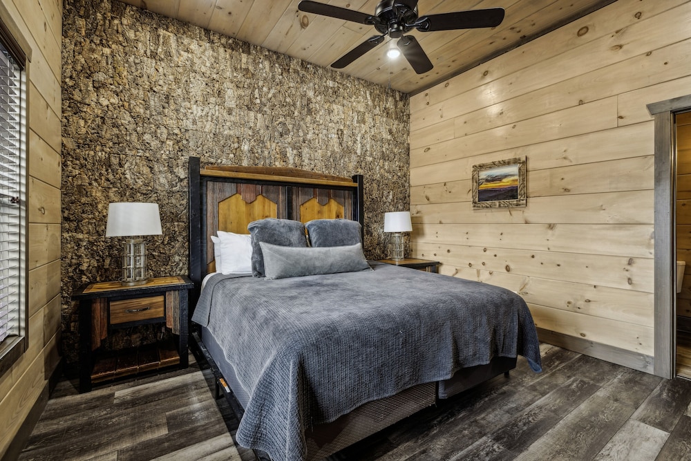 Grand Splash Lodge 6 Bedroom Cabin