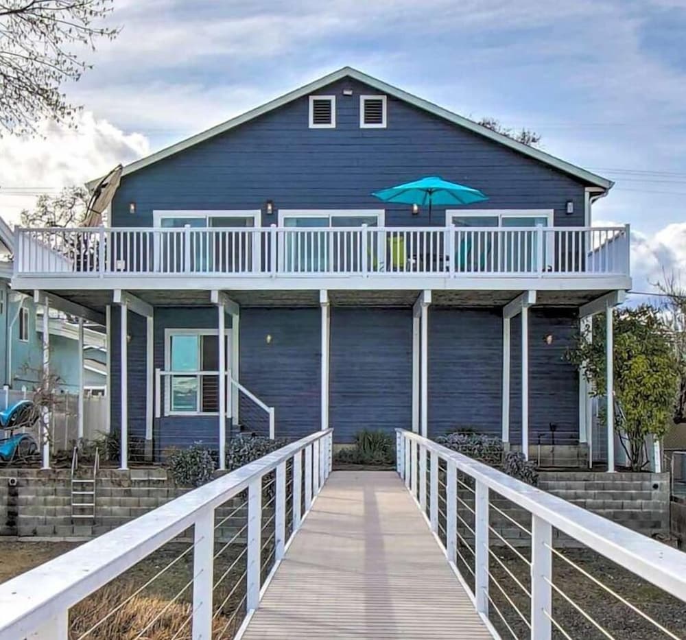 Waterfront Home - Private Dock Pickleball Bbq 4 Bedroom Home