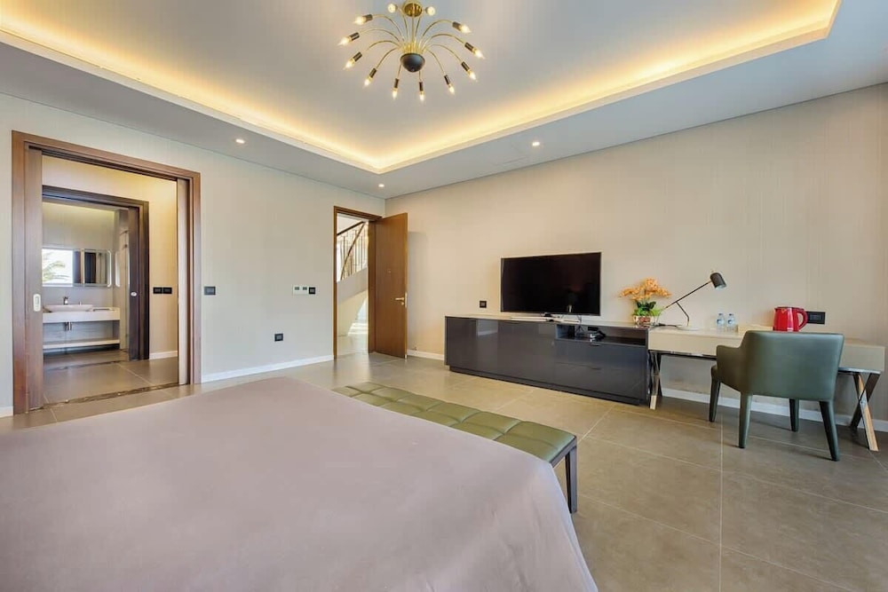 Oceanfront Elegance: 7-br Villa in Luxury Resort