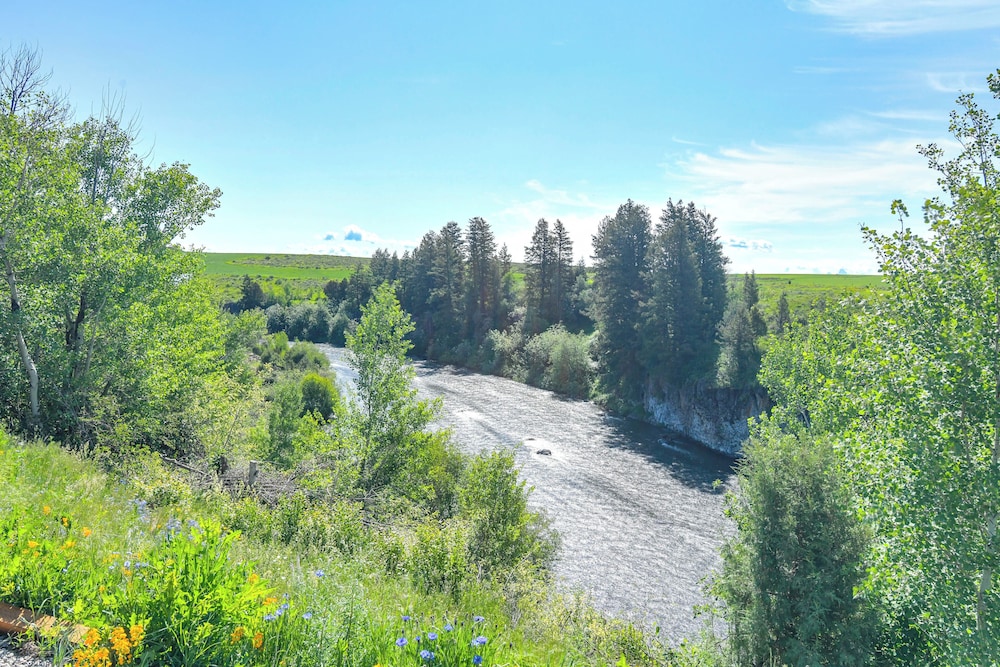 Teton Mtn Views: Peaceful Riverfront Cabin!